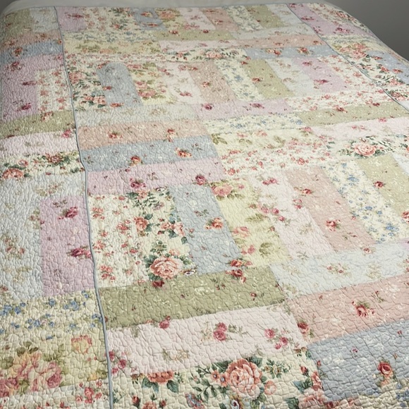 jcpenney Bedding Jcpenney Floral Twin Quilt With Sham Poshmark
